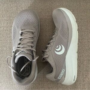 TOPO women’s size 10.5 Phantom 3 running shoes